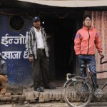 Npalais devant un bar  Katmandou/nepalese men in front of a re